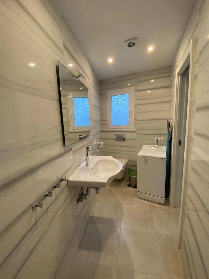 Villa New Townhouse In The Heart Of Nerja With Jacuzzi Exterior foto