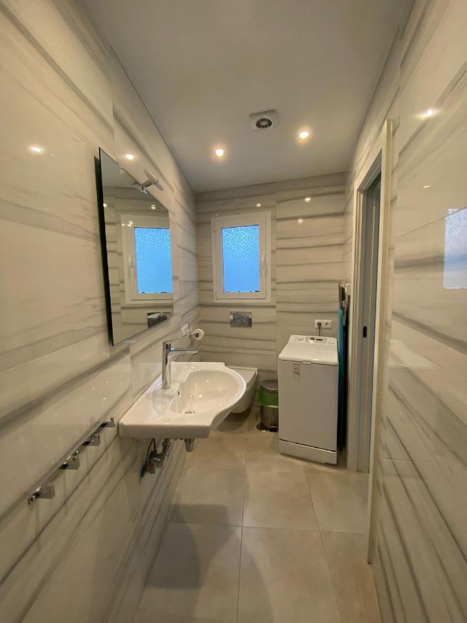 Villa New Townhouse In The Heart Of Nerja With Jacuzzi Exterior foto