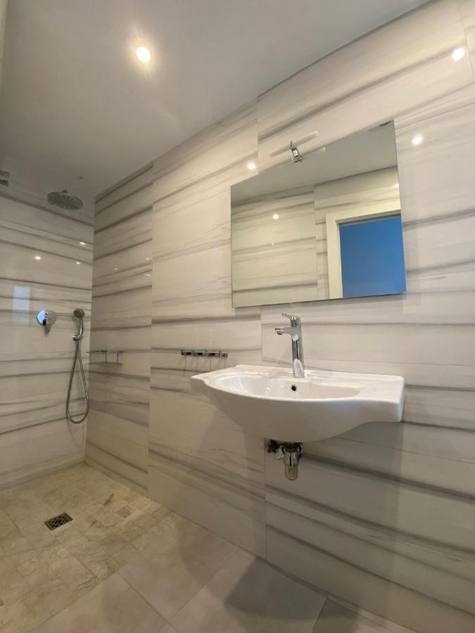Villa New Townhouse In The Heart Of Nerja With Jacuzzi Exterior foto